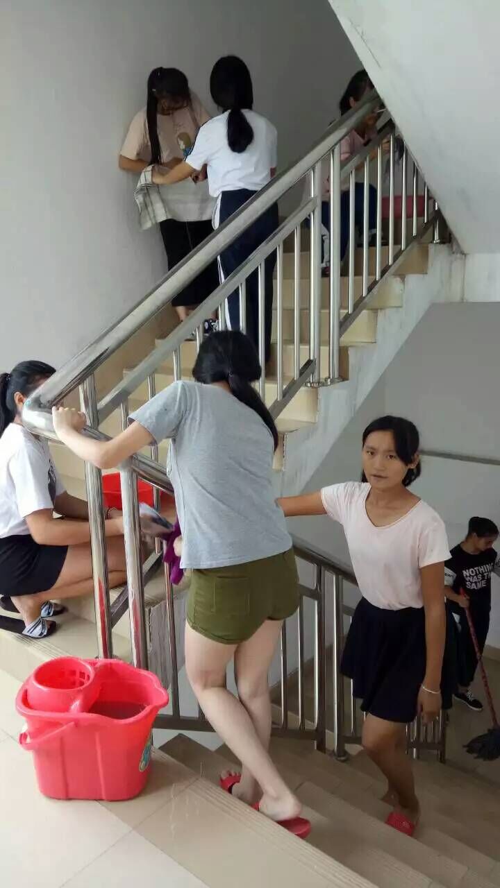在打扫卫生中陆丰技校的学生像辛勤的园丁,像家里早起的母亲的背影
